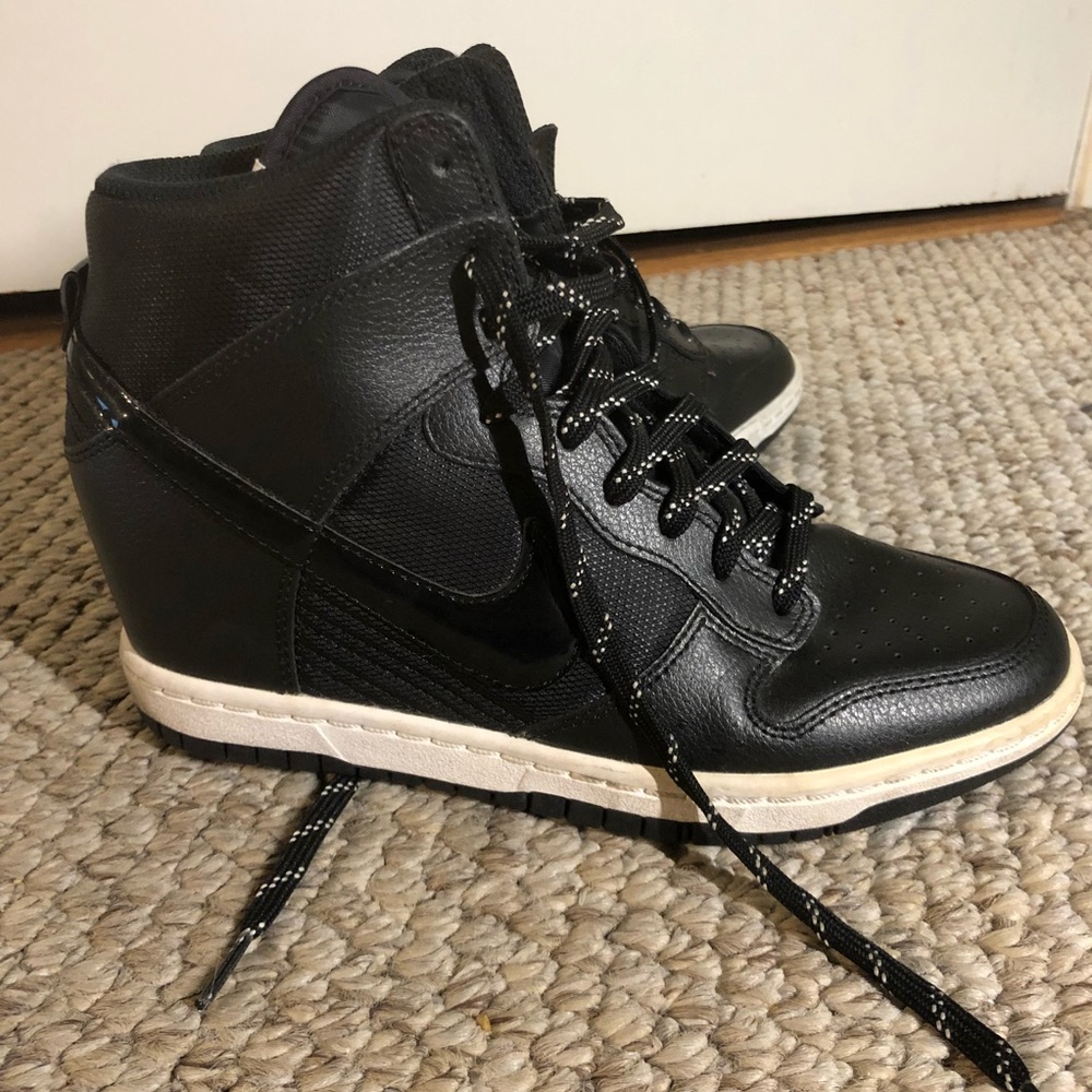 Size 7 women’s Nike wedge sneakers, black